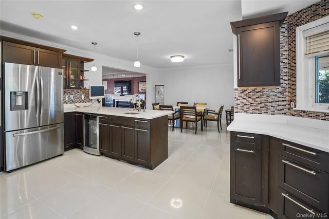 39 Oakdale Road, Roslyn Heights, NY 11577