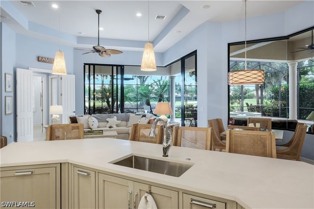 9002 Shenendoah CIR, Naples, FL 34113