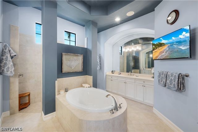 9002 Shenendoah CIR, Naples, FL 34113