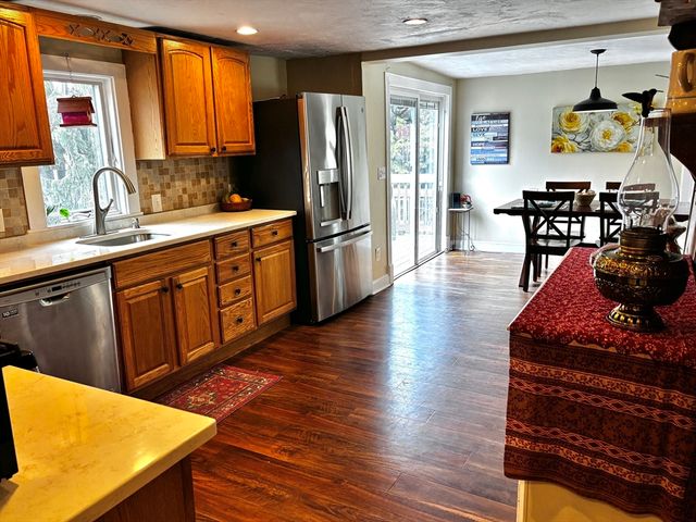 9 S Pond Rd, Plymouth, MA 02360