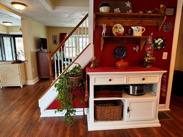 9 S Pond Rd, Plymouth, MA 02360