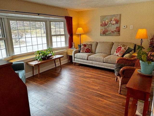 9 S Pond Rd, Plymouth, MA 02360