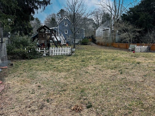 9 S Pond Rd, Plymouth, MA 02360