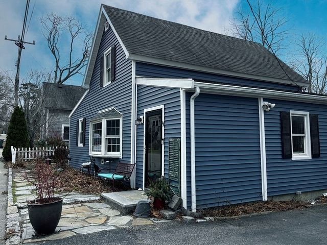 9 S Pond Rd, Plymouth, MA 02360