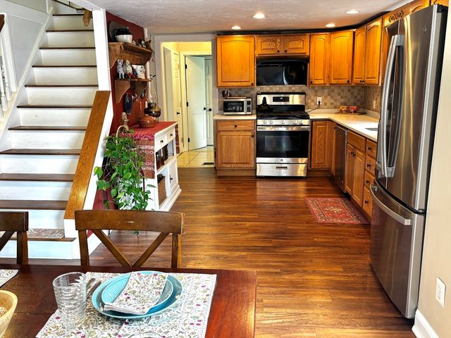 9 S Pond Rd, Plymouth, MA 02360