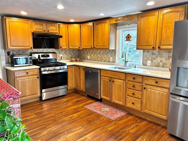 9 S Pond Rd, Plymouth, MA 02360