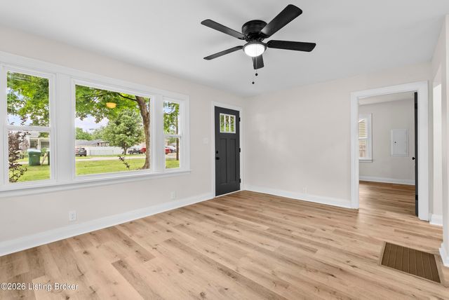 4913 Feys Dr, Louisville, KY 40216