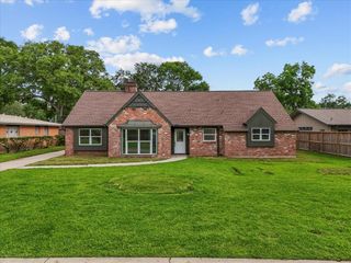 110 Harborcrest Drive, Taylor Lake Village, TX 77586