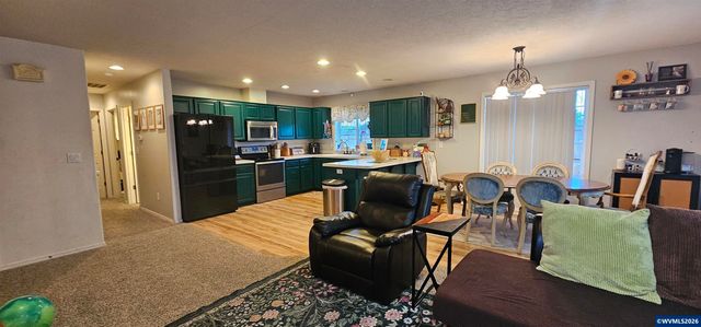 4986 Rebecca St NE, Salem, OR 97305