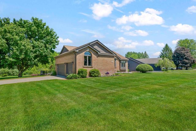 10690 OXBOW HEIGHTS Drive, White Lake Twp, MI 48386