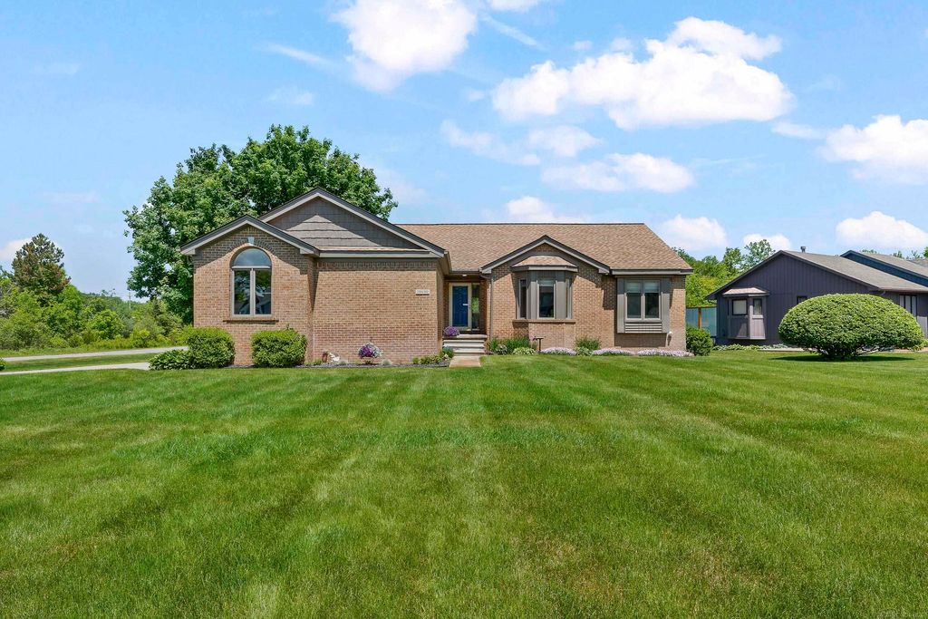 10690 OXBOW HEIGHTS Drive, White Lake Twp, MI 48386