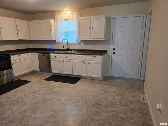 3502 W SYLVAN Lane, Peoria, IL 61615