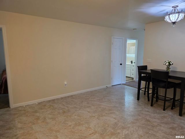 3502 W SYLVAN Lane, Peoria, IL 61615