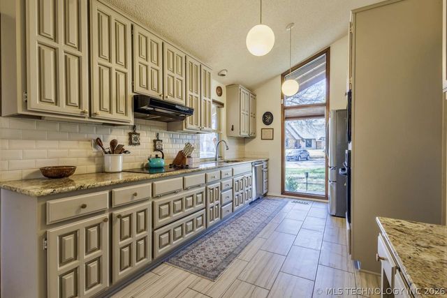 3720 E 82nd Court, Tulsa, OK 74137