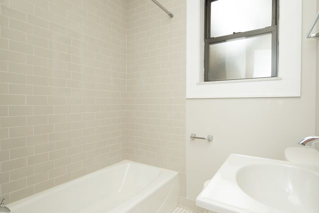 817 W Lakeside Place 510, Chicago, IL 60640