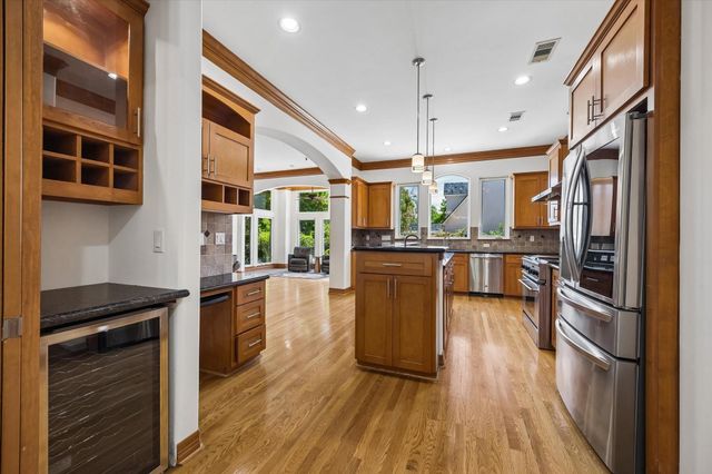 6709 Westchester Avenue, West University Place, TX 77005