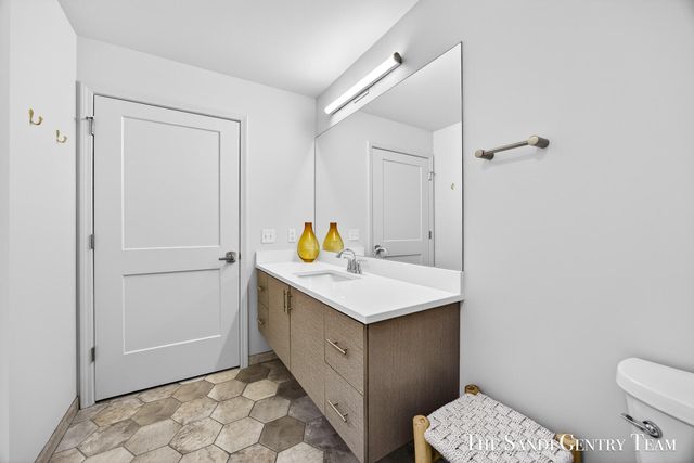 110 W Savidge Street 204, Spring Lake Vllg, MI 49456