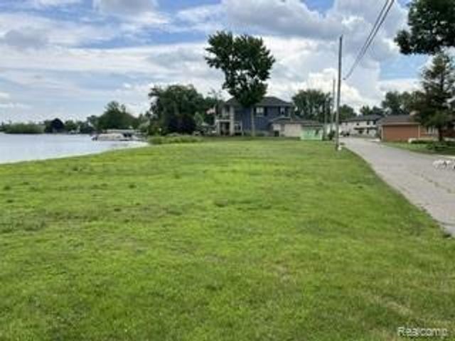 9510 Buckingham, White Lake, MI 48386