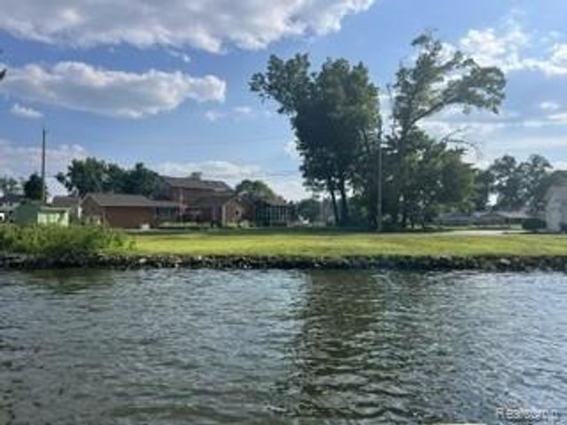9510 Buckingham, White Lake, MI 48386