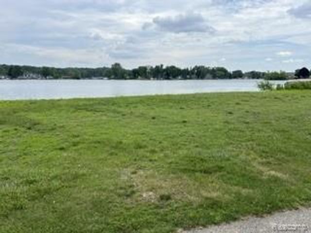 9510 Buckingham, White Lake, MI 48386