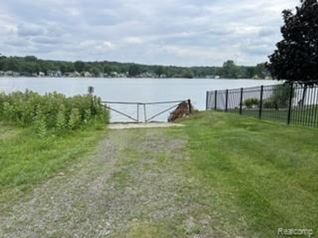 9510 Buckingham, White Lake, MI 48386