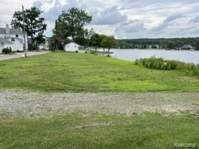 9510 Buckingham, White Lake, MI 48386