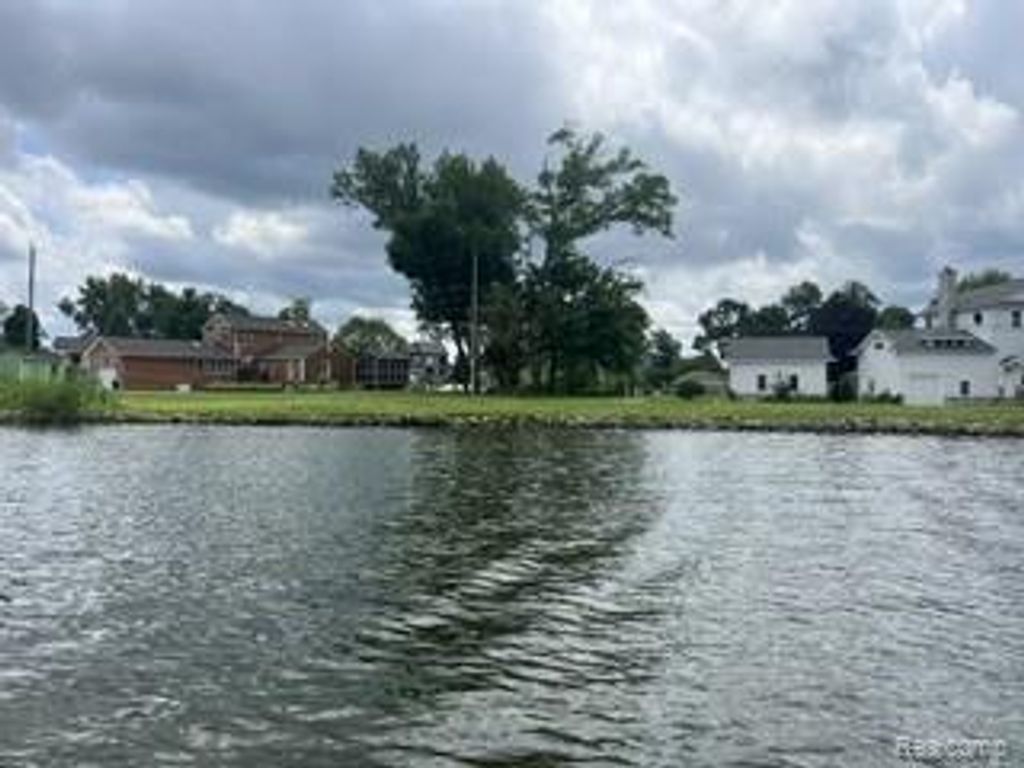 9510 Buckingham, White Lake, MI 48386