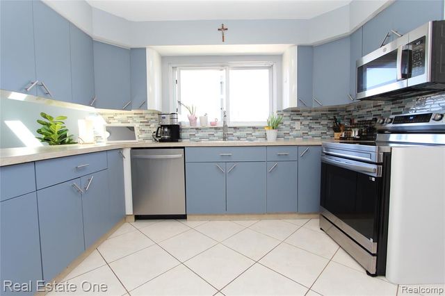 27015 Arden Park Circle, Farmington Hills, MI 48334