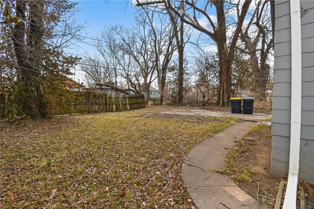 2407 E 68th Terrace, Kansas City, MO 64132