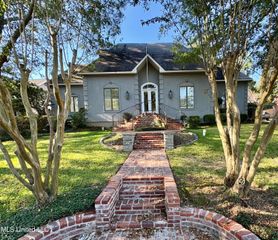 17 Highland Meadows Drive, Jackson, MS 39211