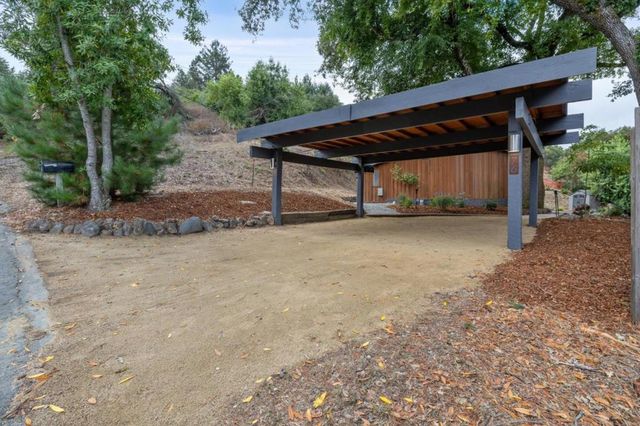76 Old Spanish Trail, Portola Valley, CA 94028