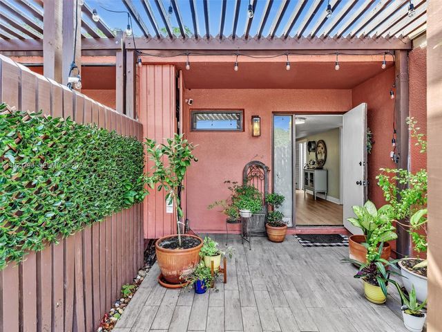 1489 Fairway Rd, Pembroke Pines, FL 33026