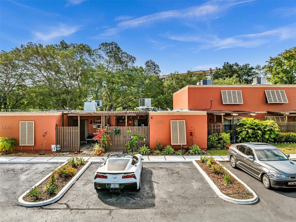 1489 Fairway Rd, Pembroke Pines, FL 33026