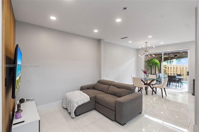 10151 NW 32nd Ter ., Doral, FL 33172