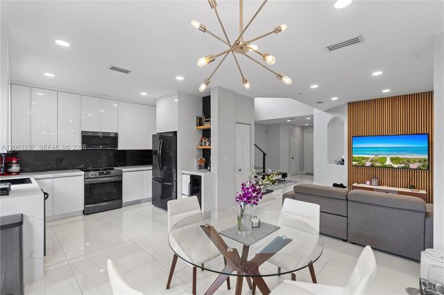 10151 NW 32nd Ter ., Doral, FL 33172