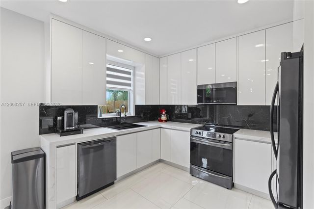 10151 NW 32nd Ter ., Doral, FL 33172