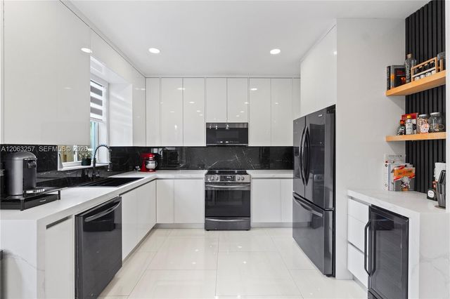 10151 NW 32nd Ter ., Doral, FL 33172