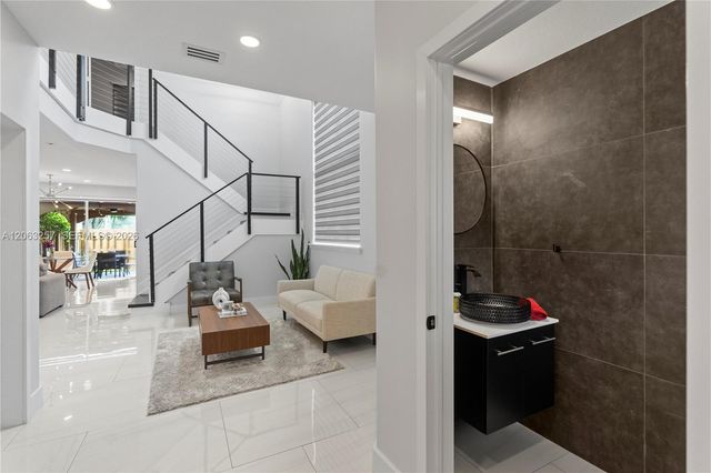 10151 NW 32nd Ter ., Doral, FL 33172