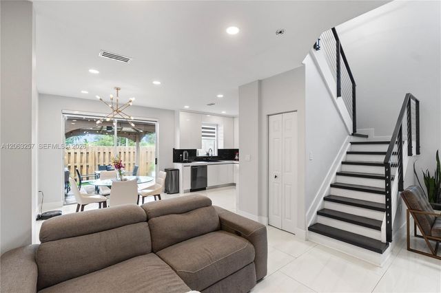 10151 NW 32nd Ter ., Doral, FL 33172