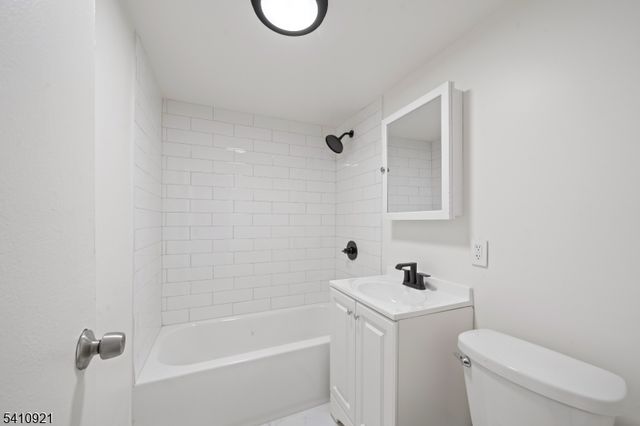 275 Prospect St 16 M, East Orange City, NJ 07017