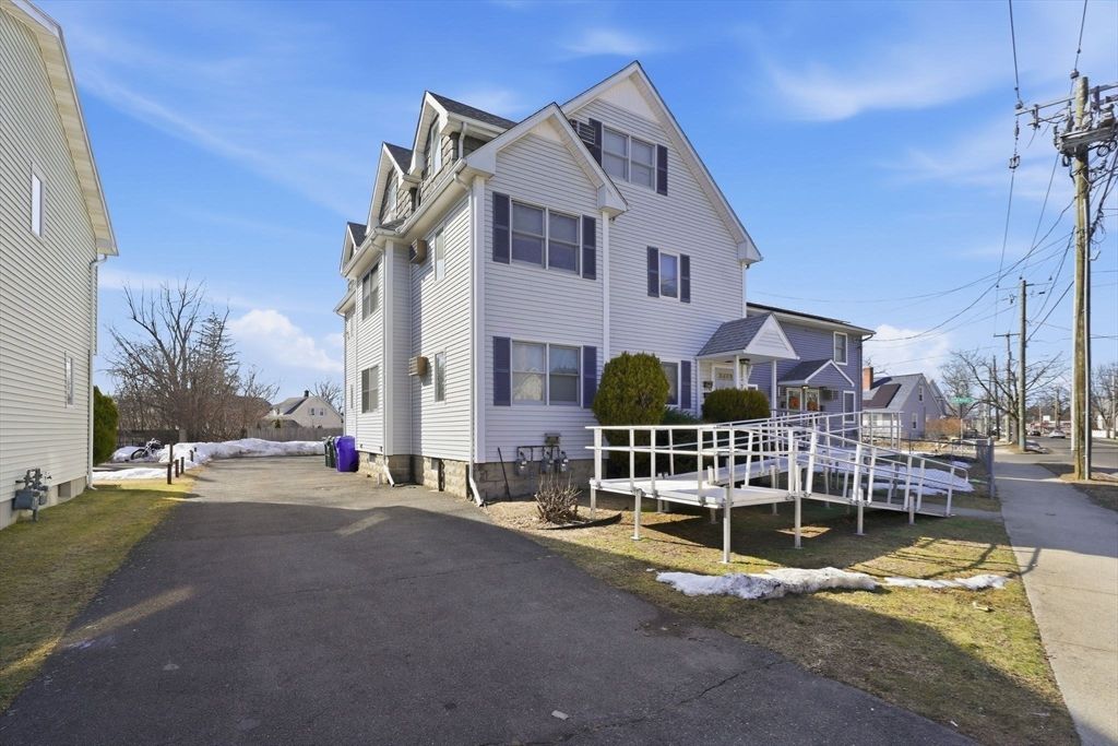 890-892 Saint James Ave, Springfield, MA 01104