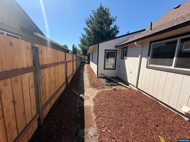 2395 4th St NE, Salem, OR 97301
