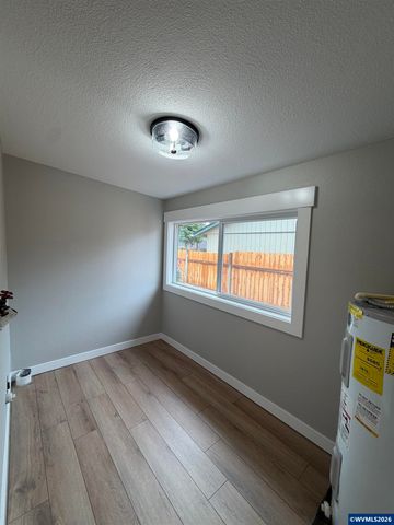 2395 4th St NE, Salem, OR 97301