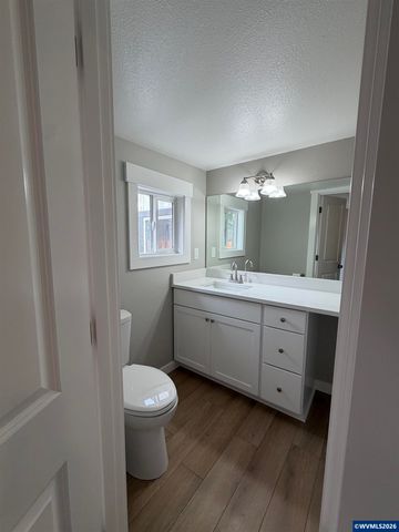 2395 4th St NE, Salem, OR 97301