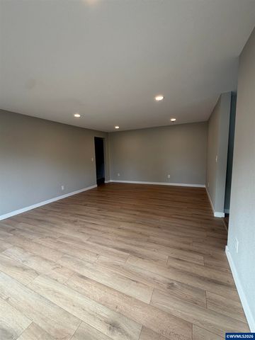 2395 4th St NE, Salem, OR 97301