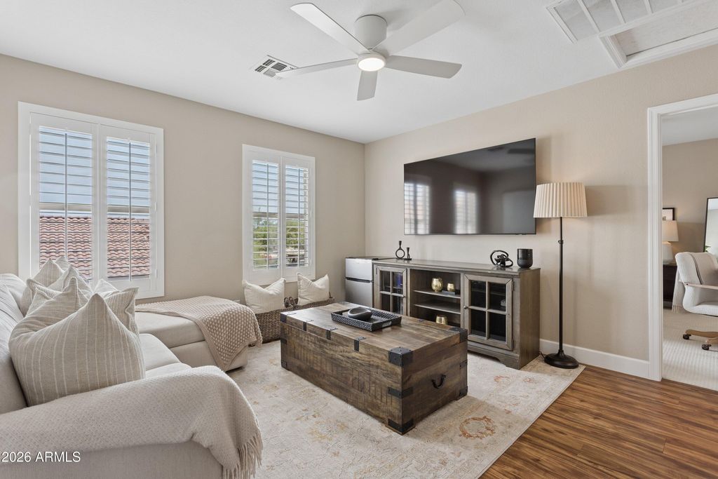 Image 13 of property listing at 8866 E SHANGRI LA Road, Scottsdale, AZ 85260