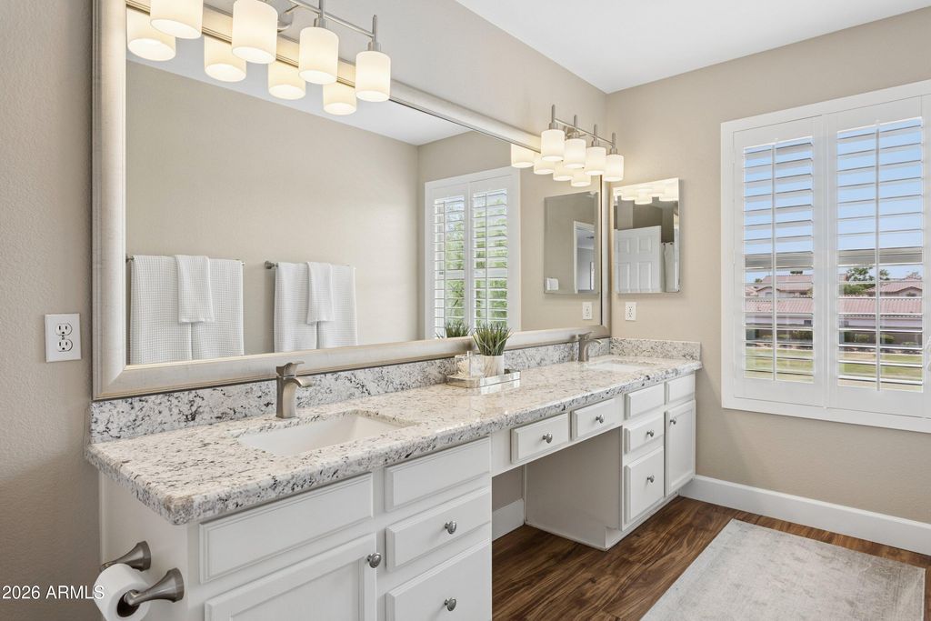 Image 19 of property listing at 8866 E SHANGRI LA Road, Scottsdale, AZ 85260