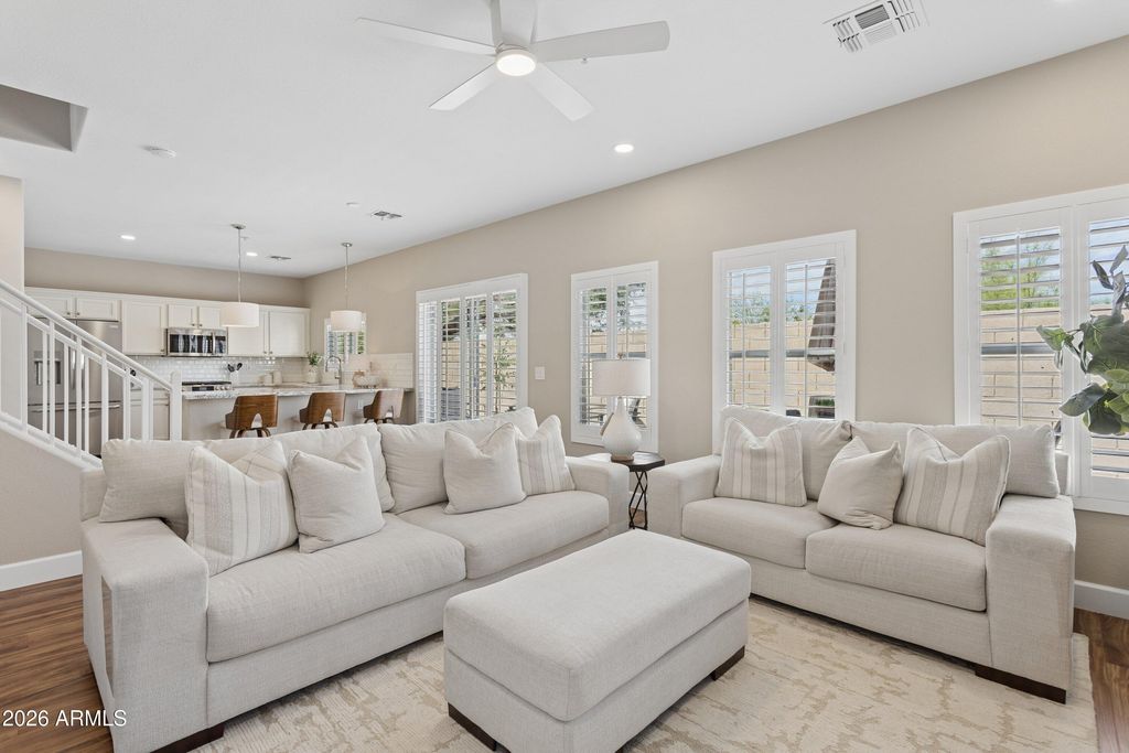 Image 5 of property listing at 8866 E SHANGRI LA Road, Scottsdale, AZ 85260