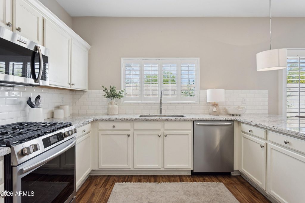 Image 9 of property listing at 8866 E SHANGRI LA Road, Scottsdale, AZ 85260