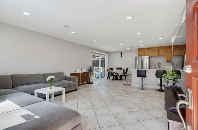 8035 Calle Fanita, Santee, CA 92071